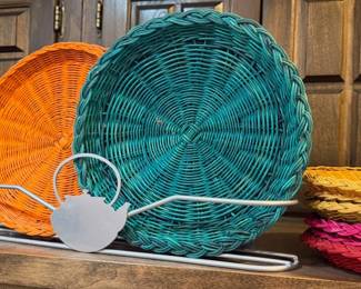 Wicker dinner plate holders