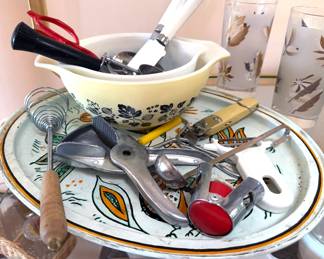 Assorted vintage kitchenwares