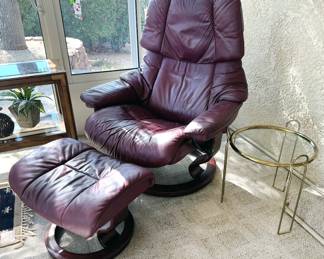 Stressless recliner + ottoman (2)