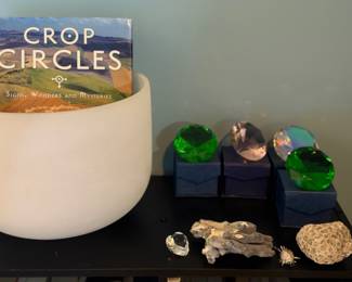 faceted glass or crystal diamond-shaped paperweights/gems