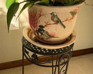 Chinoiserie-style ceramic cache-pot and saucer 