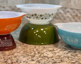 Vintage Pyrex bowls 