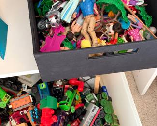 Many toys, legos 