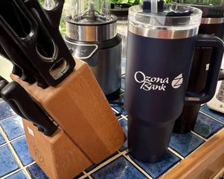 Assorted kitchen items