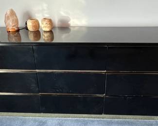 Vintage 1980s black lacquer double dresser featuring nine drawers and a plinth base.