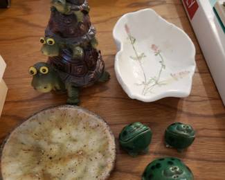 POTTERY & FROGS