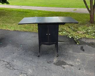 Table with expanding wings