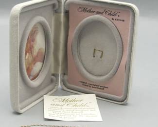 Lot 107: Janel Russell 14k gold Mother and Child pendant necklace, original design, with box