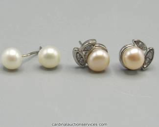 Lot 116: Pearl stud earrings, two pairs
