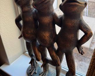 Frog statue 