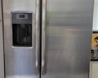 PRESALE - $200 GE SIDE BY SIDE REFRIGERATOR (DISPENSER DOES NOT WORK)