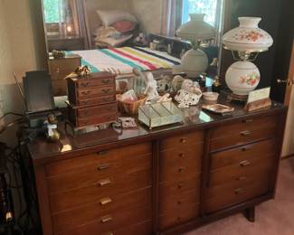 Huntley Furniture mahogany dresser w mirror and dovetailed drawers