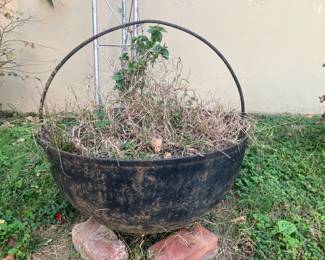 Large cast iron kettle/cauldron w bale