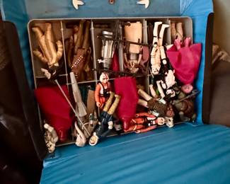 vintage 1977 Kenner Star Wars carrying case with figures