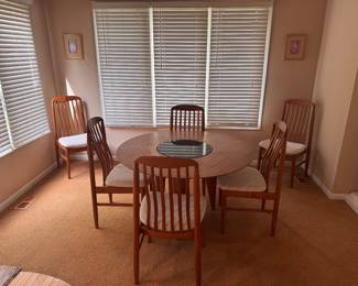 Dinet set with lazy susan middle