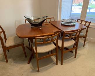 SKOVBY Danish MCM teak dining table with 6 chairs and 2 leaves (damaged on top)