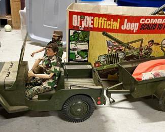 Lot 7312332: Hasbro GI Joe Official Jeep Combat Set with Action Figures and Accessories