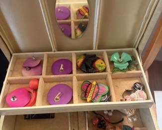Lot 7313778: Vintage Jewelry Box with Costume Jewelry & Beaded Pieces