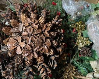 Lot 7312519: Holiday Decor Group incl. Goldstar Microwave & Shiny Brite Boxes
