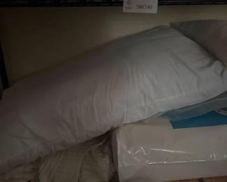 Lot 7312938: Grouping of Assorted Pillows, Bedding & Household Linens