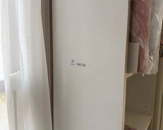 Lot 7313759: Large White Laminate Panel Board