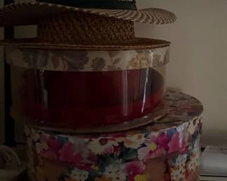 Lot 7312937: Grouping of Straw Hats & Floral Round Hatboxes