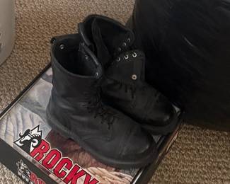 Lot 7312890: Rocky 2090 10" Zipper Paraboot Sz 11W w/ Bag, Belts & Umbrella