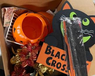 Lot 7312527: Halloween Decor Group incl. Cauldron, Cat Sign & Hallmark Plush