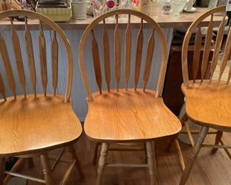 Lot 7313468: Set of 3 Oak Arrow-Back Counter Height Stools, 24in Seat