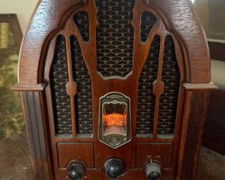 Lot 7312902: GE Cathedral Style AM/FM Tabletop Radio Model 7-4100JA