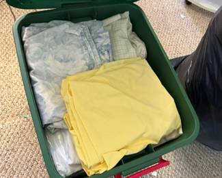 Lot 7312880: Bedding Group incl. Comforters, Sheets, Blankets & Green Tote