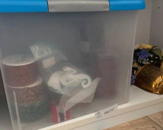 Lot 7312915: Craft Group incl. Ribbon Spools, Berry Garland & Storage Tote