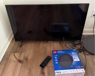 Lot 7312659: VIZIO Flat Screen Television with Remote & RCA Amplified HDTV Antenna