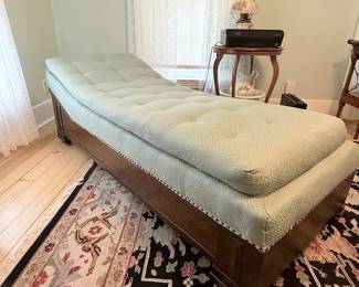 Victorian-Style Tufted Daybed