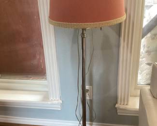 Telescoping floor lamp