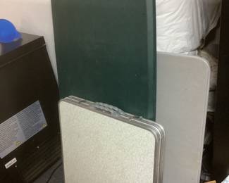 Folding tables