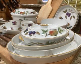 Royal Worcester “Evesham Gold”