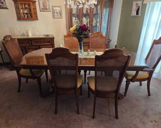 Dining room table with 6 chairs