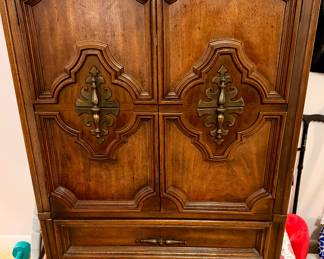 Beautiful Wardrobe with (6) Drawers