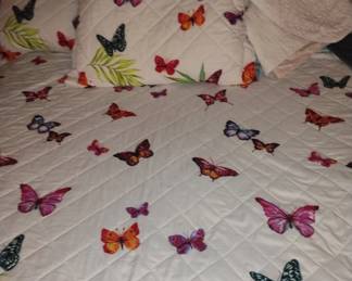 Queen size bed and comforter set