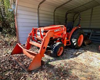 Kubota L3010 4WD diesel tractor with only 586 hours