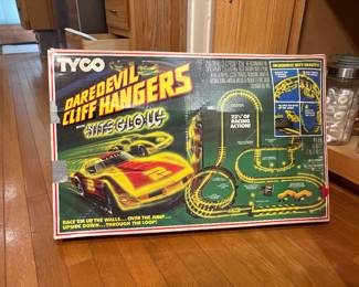 Vintage Tyco Daredevil Cliff Hangers Nite-Glow electric racing set
