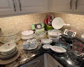 Lots of everyday useful kitchen items!