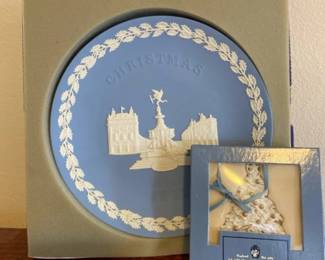 1971 Wedgwood Blue Jasper Annual Christmas Plate With Christmas Tree Ornament