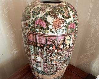Chinese Rose Medallion Porcelain Vase
