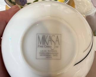 Mikasa Fine China Threads Pattern LAL03 Dinnerware Set
