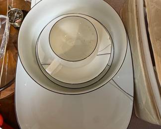 Mikasa Fine China Threads Pattern LAL03 Dinnerware Set