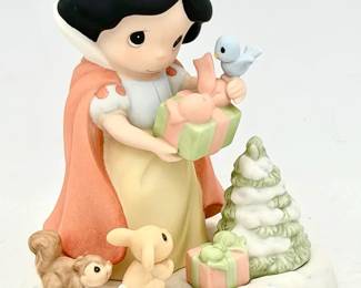 "The Season Is Most Joyous Amongst Friends" (Item No. 810041) Snow White Previous Moment Figurine