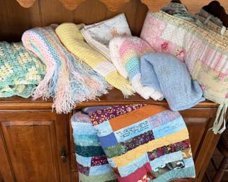 VINTAGE CROCHET BLANKETS & QUILTS