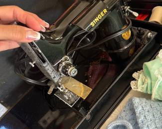 FEATHER WEIGHT SINGER SEWING MACHINE